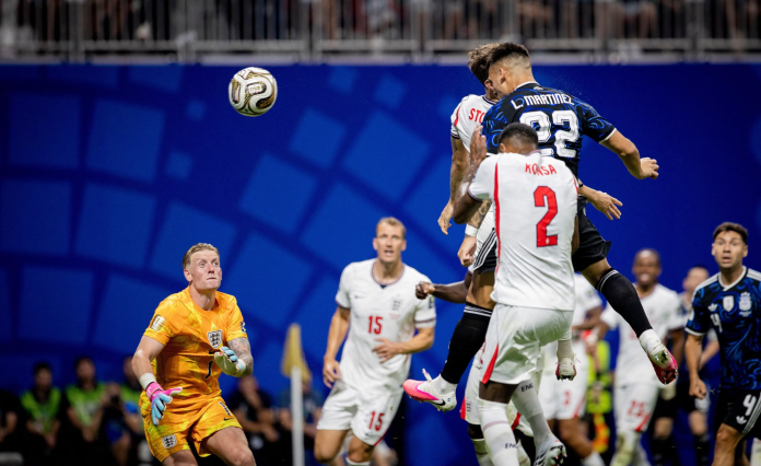 Lautaro Martinez scores Argentina’s 2nd goal against England (Photo: Moritz Muller / Alamy)