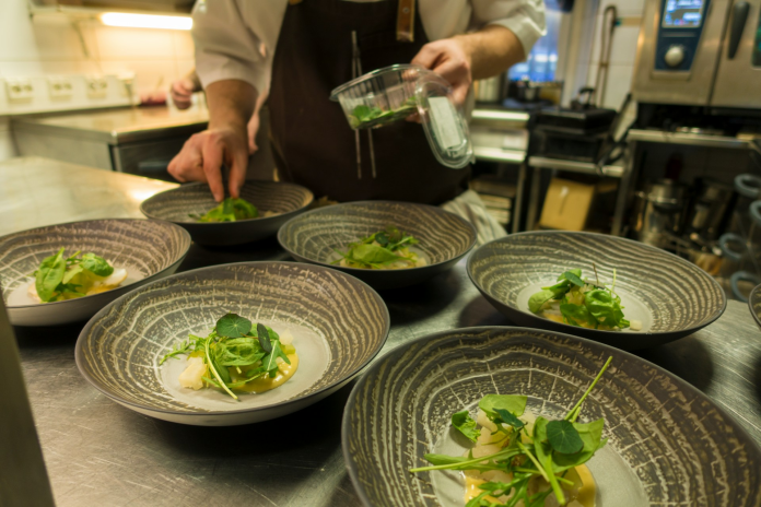 Food handler training is mandatory for anyone working in food preparation handling or service (Photo: Unsplash / Hendrik Morkel)